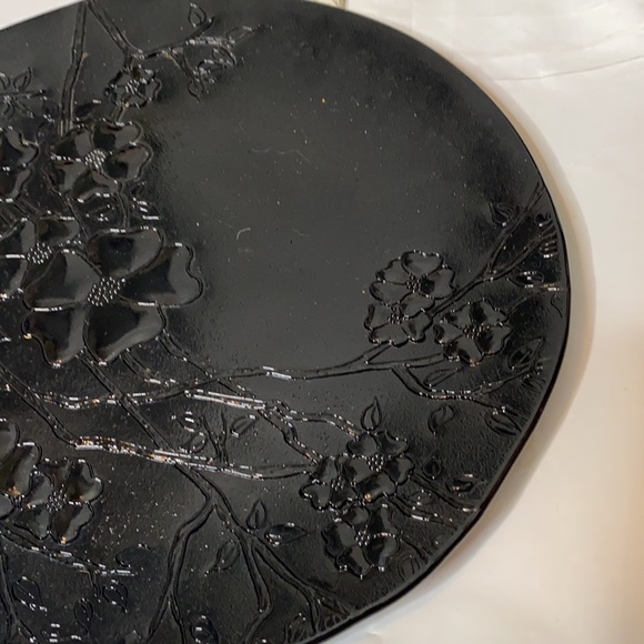 .- Vintage Black Amethyst Glass Plate Floral Relief 12" Round Heavy Platter Dish - Picture 4 of 9